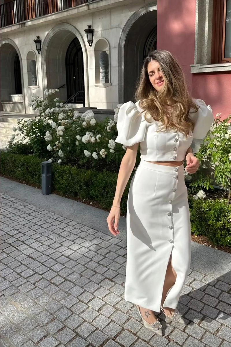 conjunto corto en blanco con manga jamon, escote corazon y botones joya para invitada boda, fiesta, boda, bautizo, comunion, evento