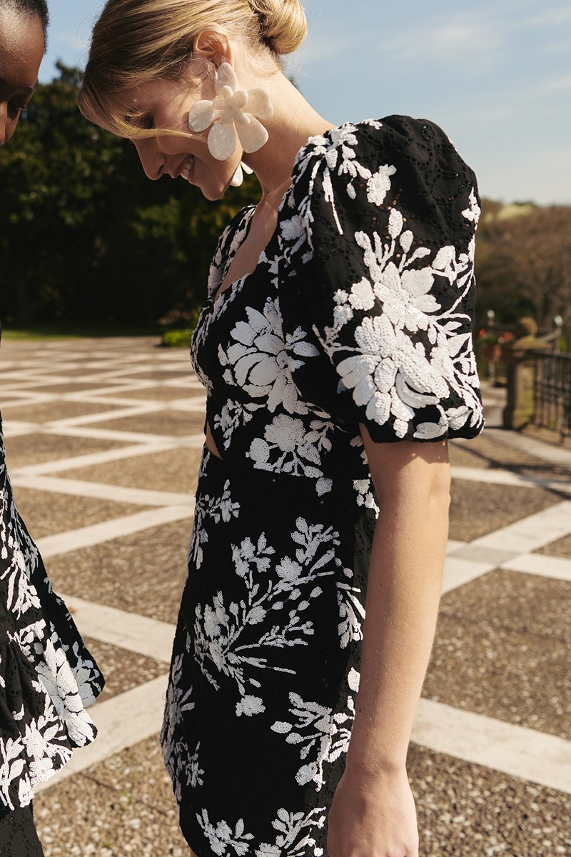 comprar vestido minifalda de invitada en tejido troquelado negro con lentejuelas blancas bordadas con escote corazon, manga globo para invitada boda