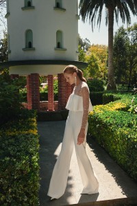mono blanco de novia con cuerpo plumetti