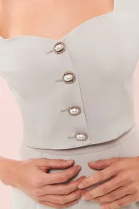 top corto gris escote corazon y botones joya