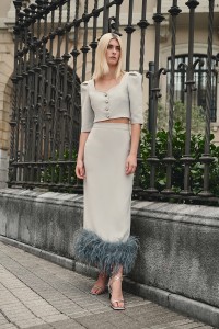 top corto gris escote corazon y botones joya
