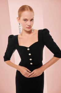 top corto negro escote corazon y botones joya
