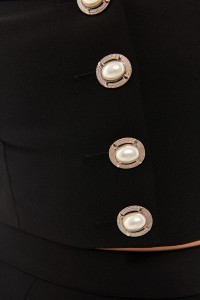 top corto negro escote corazon y botones joya