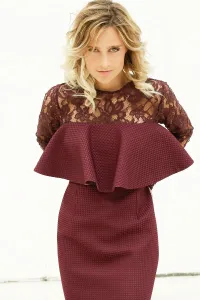 Vestido de fiesta corto piqué marsala granate volante y encaje
