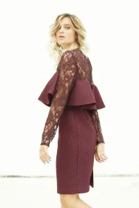 Vestido de fiesta corto piqué marsala granate volante y encaje