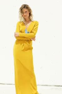 Vestido de fiesta largo mostaza drapeado con pajaro bordado para