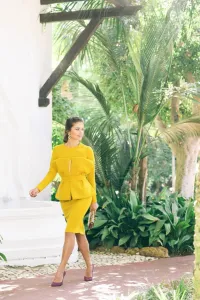 vestido corto de fiesta amarillo mostaza con lazo para invitada