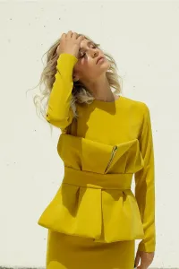 vestido corto de fiesta amarillo mostaza con lazo para invitada