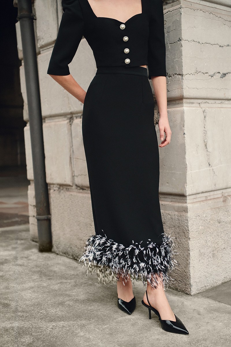 Falda recta midi de plumas en crepe negro plumas blanco y negro