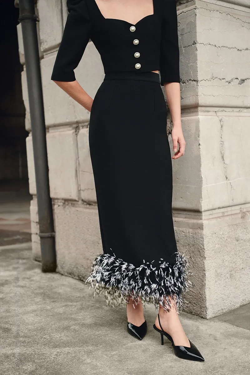 Falda recta midi de plumas en crepe negro plumas blanco y negro