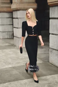 Falda recta midi de plumas en crepe negro plumas blanco y negro