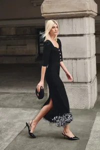 Falda recta midi de plumas en crepe negro plumas blanco y negro