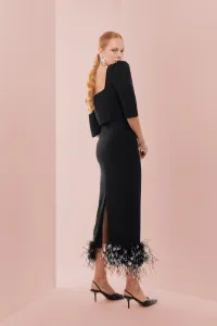 Falda recta midi de plumas en crepe negro plumas blanco y negro