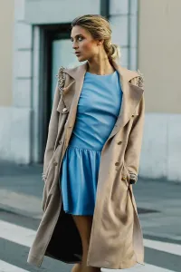 trench largo ante beige manga larga y pasamaneria