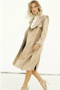 trench largo ante beige manga larga y pasamaneria