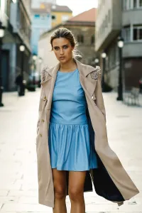 vestido azul de piel
