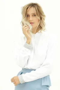 blusa blanca de manga larga y pasamaneria gris