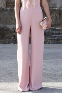bolso de fiesta de laton dorado con flecos rosa cuarzo para