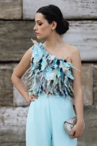 mono de fiesta azul de plumas
