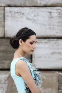 mono de fiesta azul de plumas