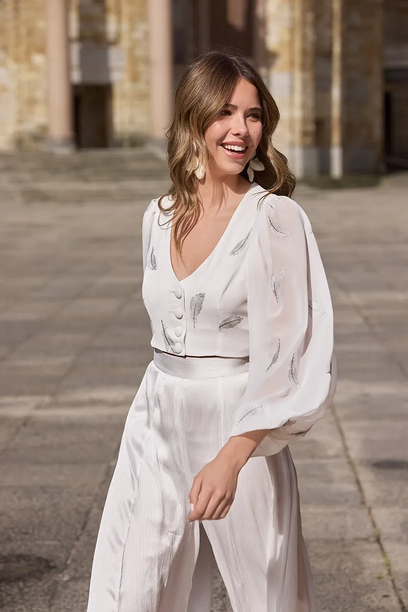 Top en gasa blanca con plumas bordadas con manga ablusonada