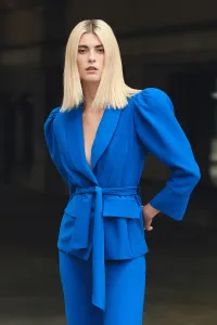 Chaqueta americana crepe azul klein manga abullonada