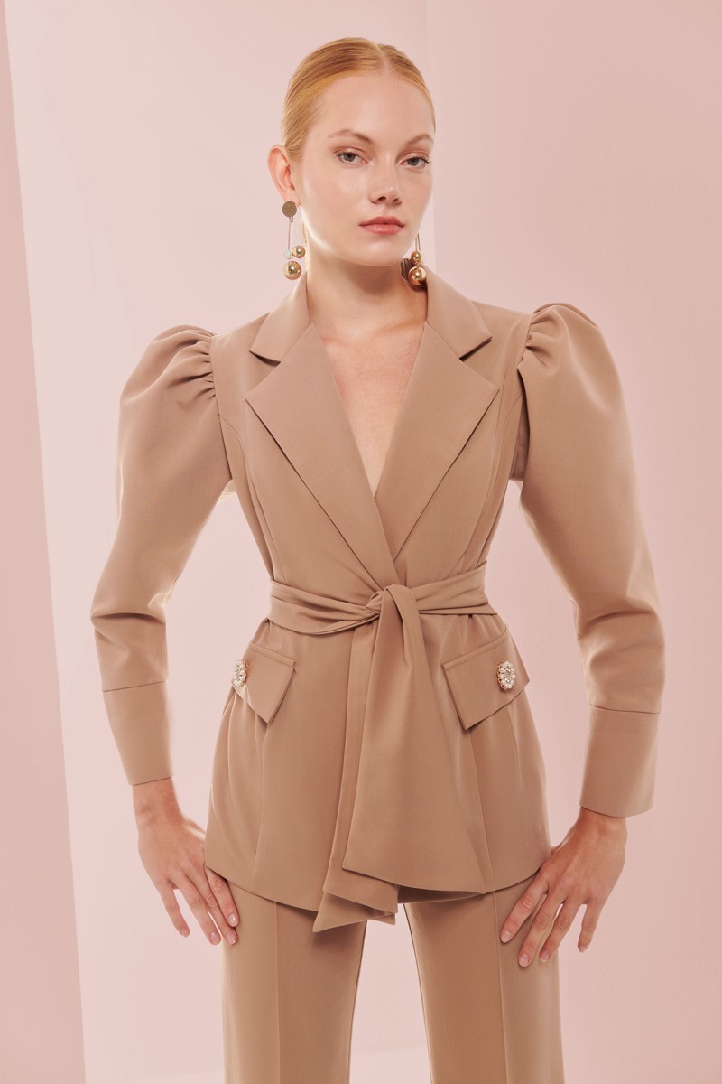 Chaqueta americana creoe camel manga abullonada