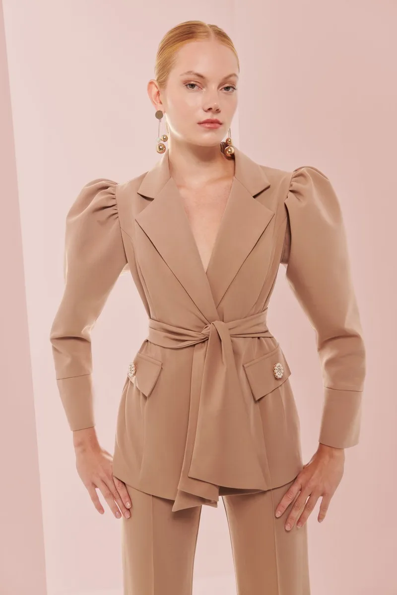 Chaqueta americana creoe camel manga abullonada