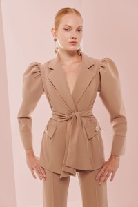 Chaqueta americana creoe camel manga abullonada