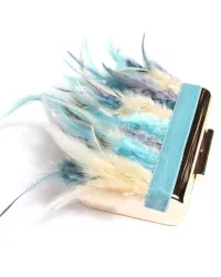 bolso dorado de fiesta con plumas azules