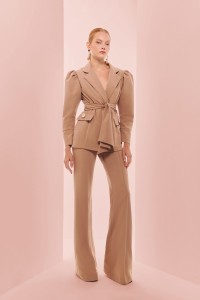 Chaqueta americana creoe camel manga abullonada