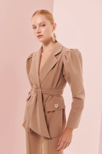 Chaqueta americana creoe camel manga abullonada