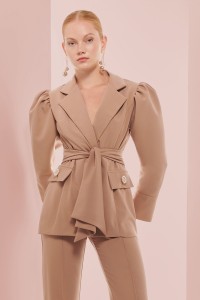 Chaqueta americana creoe camel manga abullonada