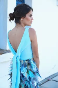 Vestido corto de invitada azul con falda de plumas y lazada en