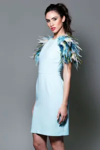 Vestido de fiesta corto con plumas en hombros y escote espalda