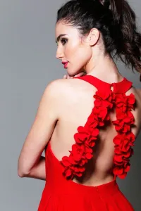 Vestido corto de fiesta asimétrico rojo con adorno flores espalda