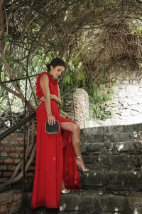 Vestido largo de fiesta rojo con flores para invitada boda