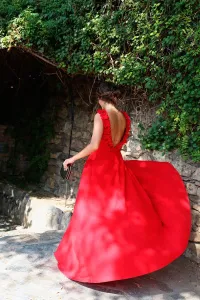 Vestido largo de fiesta rojo con flores para invitada boda