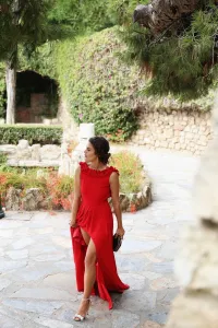 Vestido largo de fiesta rojo con flores para invitada boda