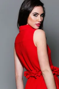 vestido camiseto largo rojo con cinturon de flores