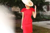 Vestido de fiesta corto rojo con alitas de flores para boda
