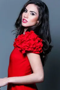 Vestido de fiesta corto rojo con alitas de flores para boda