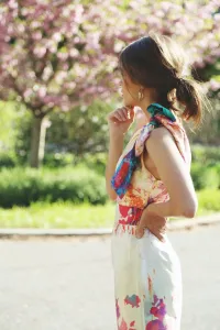 mono de fiesta estampado multicolor escote halter para invitada