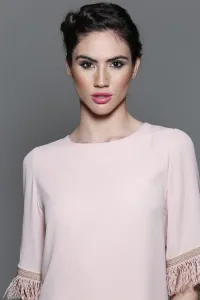 vestido corto de fiesta evase rosa palo flecos mangas para