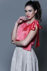 Top de fiesta coral con lazo y escote halter