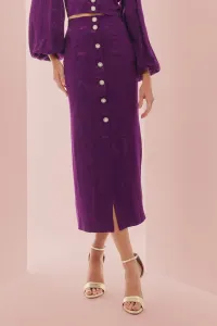 Falda midi morada con botones joya para invitada invierno