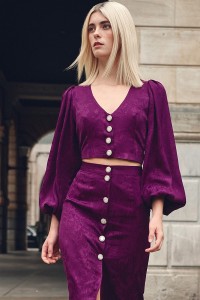 Falda midi morada con botones joya para invitada invierno