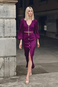 Falda midi morada con botones joya para invitada invierno