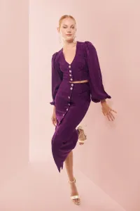 Falda midi morada con botones joya para invitada invierno