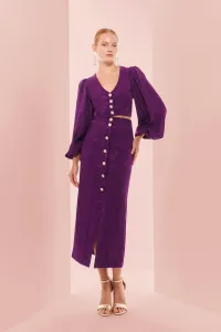 Falda midi morada con botones joya para invitada invierno
